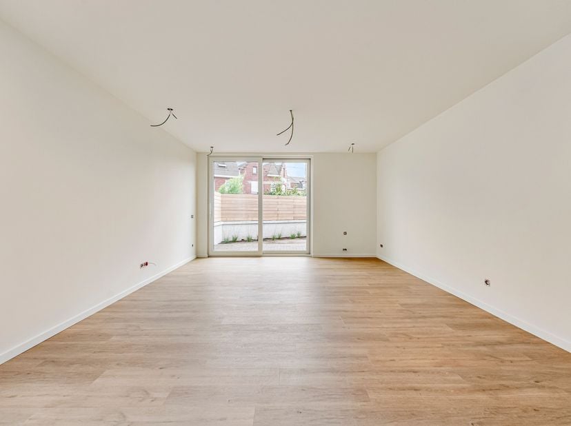 Volledig gerenoveerde woning te koop in Bissegem<br />
Je betreedt de woning via de inkomhal met gastentoilet en toegang tot de voorplaats. Deze ruimt