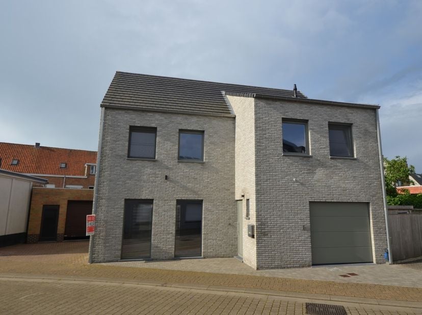 Ruime centrumwoning voorzien van alle comfort.<br />
Overal inbouwspots voorzien.<br />
De ramen zijn voorzien van rolluiken.<br />
Zonnige en energie