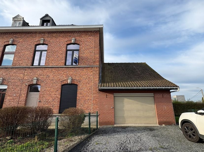 Halfopen herenhuis te koop in Kooigem op 1.382 m² grond<br />
<br />
In het charmante Kooigem bevindt zich deze ruime halfopen woning op een perceel v