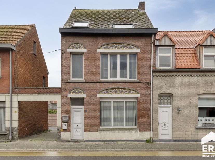 Deze eengezinswoning, gelegen te Martelarenstraat 5 in Mol, bevindt zich op een centrale en vlot bereikbare locatie, op korte afstand van winkels, sch
