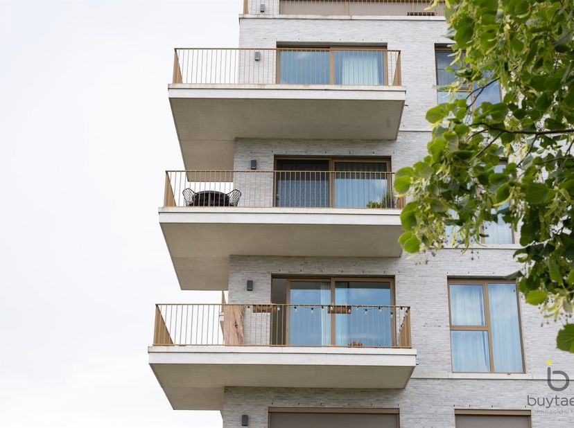 WONEN IN STIJL: een knap twee-slaapkamer appartement op de derde verdieping met terras te Deurne-Zuid, gelegen in het project Eksterlaer, een omgeving