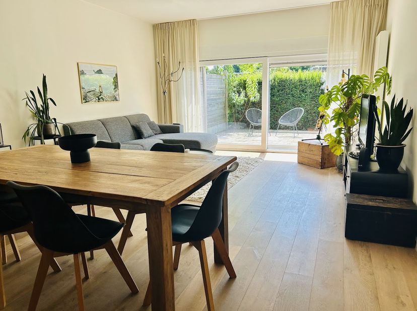 Dit instapklare gelijkvloersappartement is gelegen op een toplocatie in de rustige wijk Steenakker, vlakbij het centrum van Mortsel. Op wandel- en fie