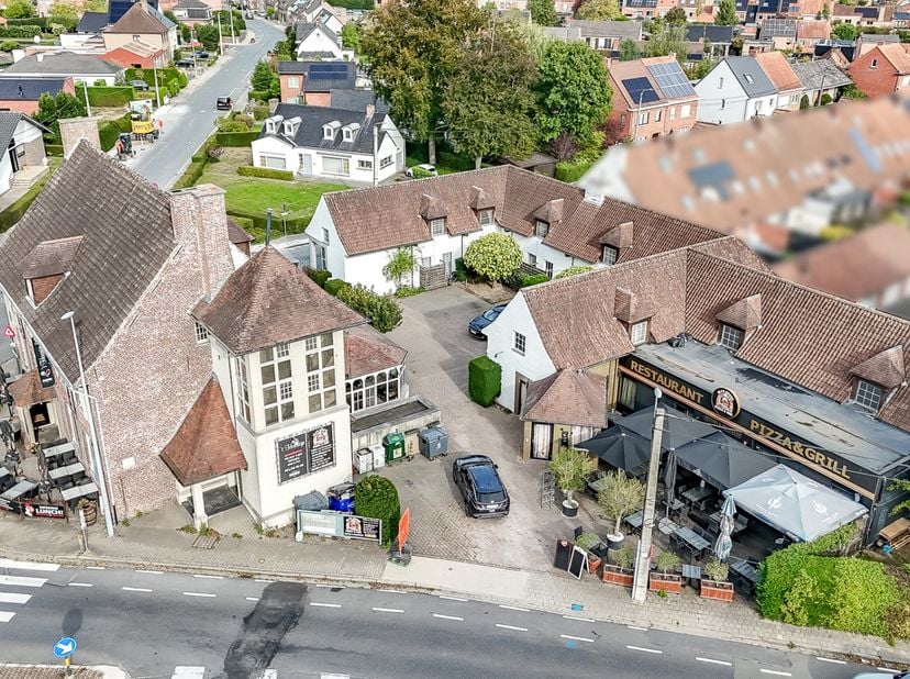 Deze uitzonderlijke eigendom omvat een hotel, twee restaurants en twee appartementen en vormt een unieke opportuniteit voor investeerders die op zoek