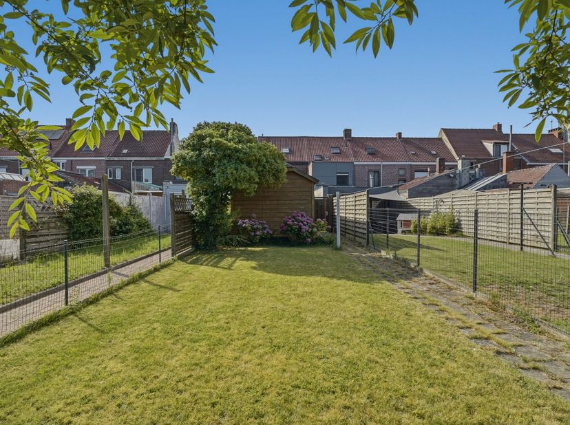 Deze verzorgde rijwoning bevindt zich in het centrum van Zwevegem, op wandelafstand van de Groene Kouter en diverse voorzieningen. De woning werd door