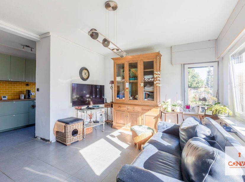 Dit op te frissen gelijkvloers appartement bevindt zich nabij het centrum van Lievegem met winkels en scholen op korte afstand. Daarnaast geniet u van