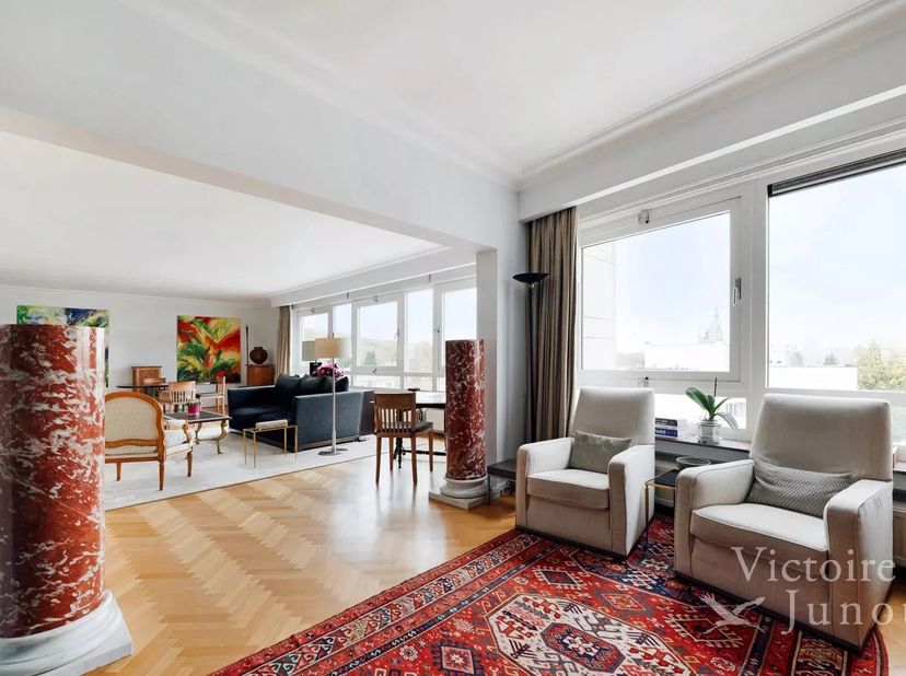 Brussel: Roosevelt, op enkele stappen van het Ter Kamerenbos, het openbaar vervoer en de ULB, stelt Victoire Junot u dit prachtige appartement van ±18