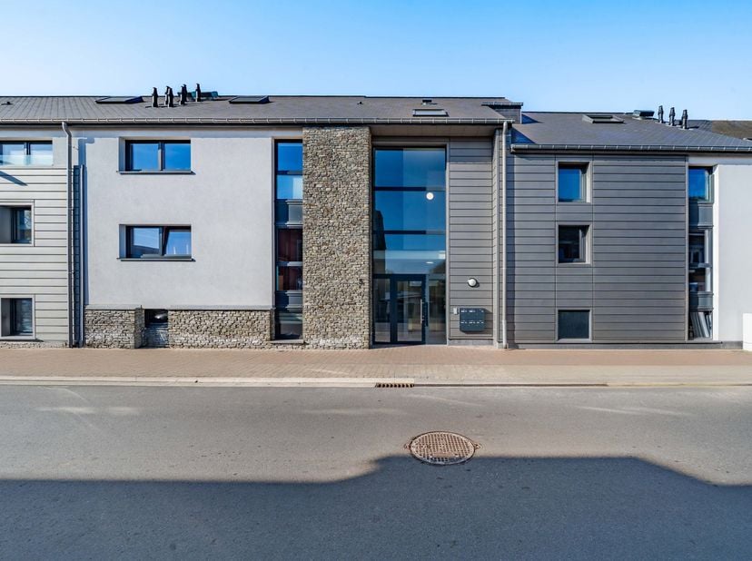 Easyhome vous propose, situé en plein cœur de Bertrix, ce superbe appartement récent de 2022 qui vous séduira par ses prestations de qualité et son co