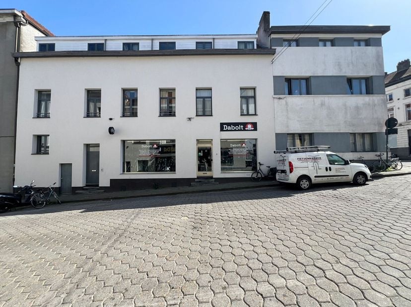 Top opbrengsteigendom in het hart van de studentenbuurt, vlakbij alle universiteitscampussen en centrum Gent.<br />
Indeling gebouw:<br />
Florbertuss