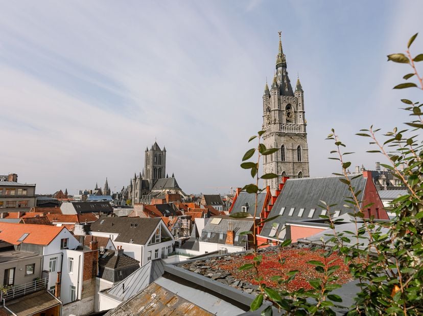 In het historische centrum van Gent bevindt zich dit uitzonderlijke duplex-penthouse op een absolute toplocatie, op wandelafstand van de Korenmarkt, h