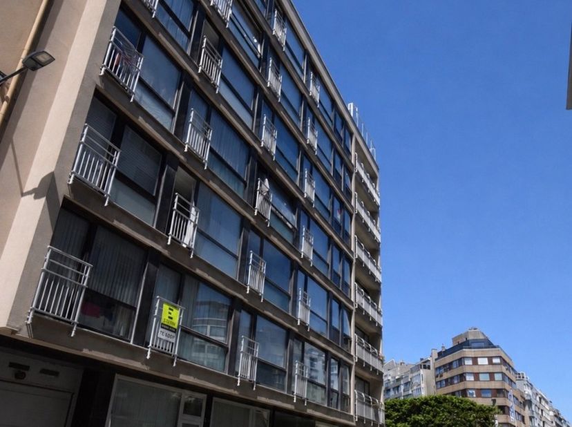 Zeer goed gelegen op te knappen studio op de eerste verdieping van de residentie Piccadilly. Met de zeedijk en het strand om de hoek, op een boogscheu