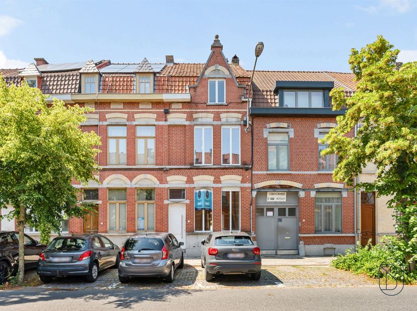 Topgelegen, karaktervolle woning met grote tuin, verrassend veel ruimte!<br />
<br />
Deze charmante, op te frissen woning biedt alle troeven: een l
