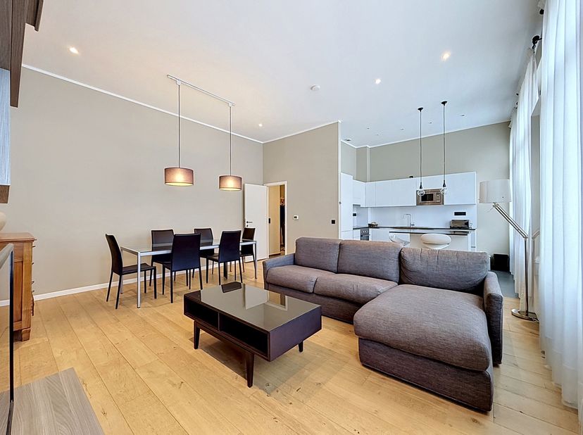 Châtelain – In een gebouw dat volledig werd gerenoveerd in 2015, biedt dit prachtige appartement van 70 m² een lichtrijke en ruime leefruimte met een