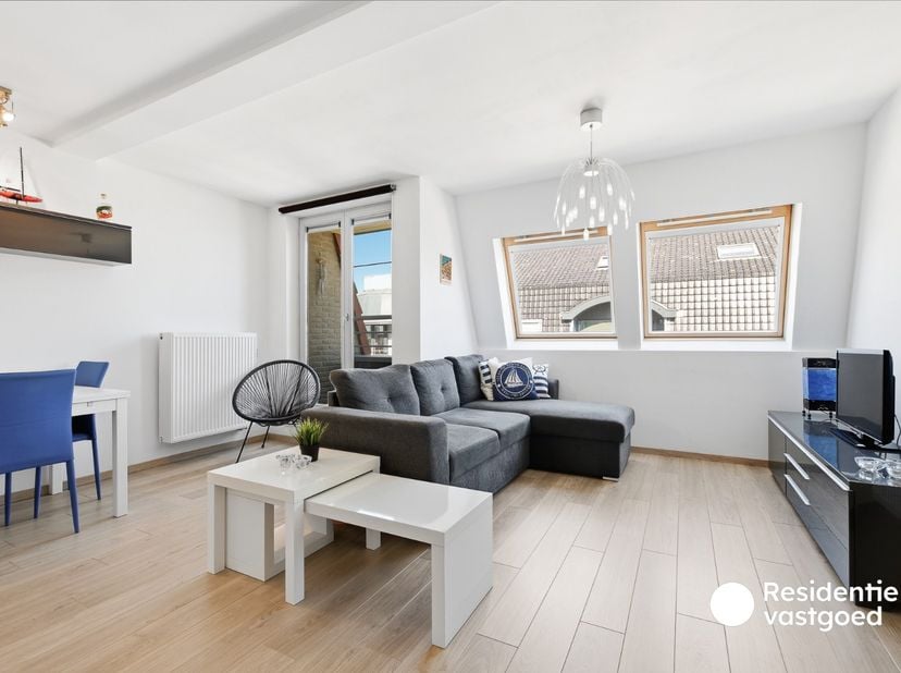Ontdek dit gezellige duplex-dakappartement, gelegen in het bruisende centrum van Blankenberge, op wandelafstand van winkels, horeca, openbaar vervoer