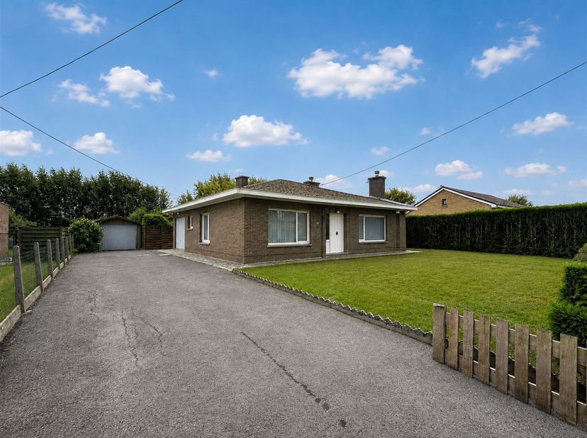 Rustig gelegen bungalow met ruime tuin en tal van mogelijkheden nabij Ieper<br />
Op een rustige locatie in de Hazewindstraat 8 te Vlamertinge, op ko