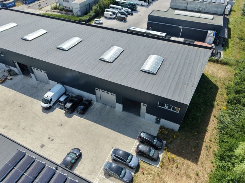 Deze KMO-unit van 288 m², aangevuld met een mezzanine van 140 m² + deel buitenopslag mogelijk, biedt tal van mogelijkheden voor opslag, logistieke act