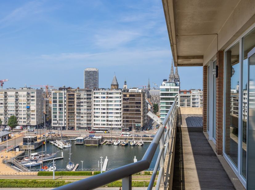 RUIM HOEKAPPARTEMENT OP DE 9E VERDIEPING MET ZICHT OP DE VAARGEUL EN DE MERCATOR<br />
Op de 9e verdieping van de Residentie Marina Mercator bevindt z