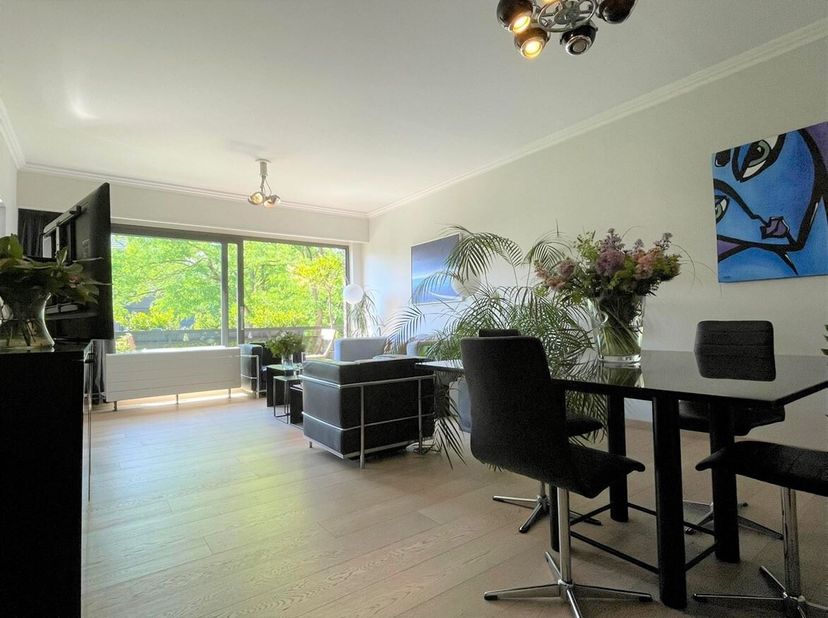 Gezellig 2 slaapkamer appartement met terras en garagebox. <br />
Indeling: Inkomhal, eet- en leefruimte, keuken, badkamer, apart toilet, 2 slaapkamer