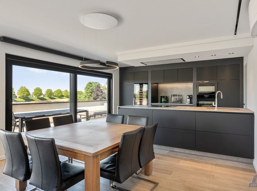 Op een uitstekende locatie aan de Luikersteenweg in Sint-Truiden bevindt zich dit uitzonderlijk luxueuze penthouse, gebouwd in 2019, waar hoogwaardige