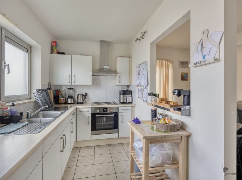 Een rustig gelgen duplex appartement met inkomhal (voorgevel), op de eerste verdieping een open leefruimte en keuken, badkamer (toilet, douche en wast