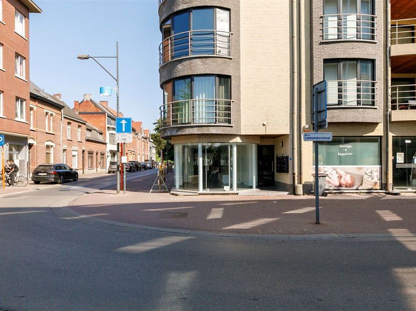 Centraal gelegen handelspand op toplocatie in Mol!<br />
 Ligging: Gelegen in Mol-Centrum, met zeer veel passage.<br />
 Indeling: Handelsruimte, berg