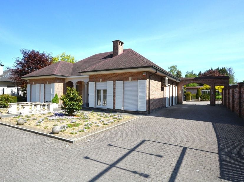 Op een gunstige locatie te Onze-Lieve-Vrouw Waver, bevindt zich deze villawoning.<br />
<br />
De centrale ligging, net buiten het centrum zorgt voor