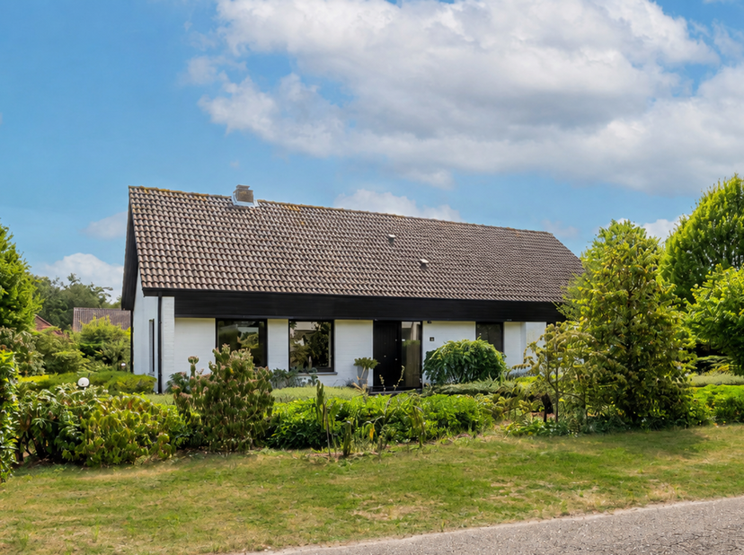 Deze ruime en zeer goed onderhouden villa is ideaal gelegen op een zuidgeoriënteerd perceel van ca. 1.705 m², in een rustige, groene en kindvriendelij