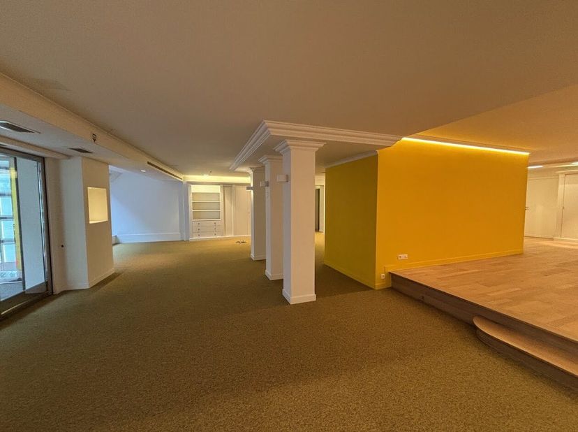 Kantoor van ca. 230 m² te huur in het centrum van Waregem. <br />
Het pand bestaat uit:<br />
- een gelijkvloerse ruimte (ca. 150 m²) ;<br />
- een ke