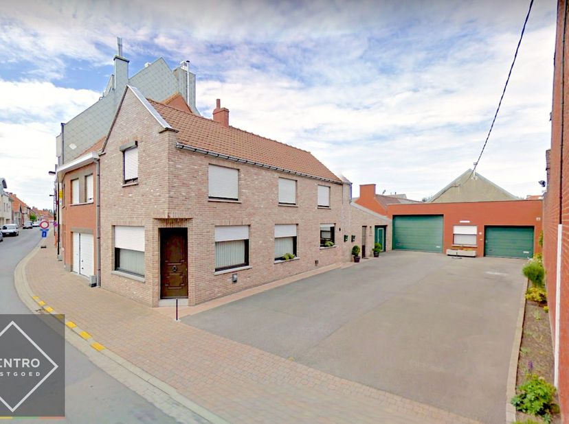 Benaderende OPPERVLAKTEN:<br />
Constructie - bebouwde oppervlakten:&amp;nbsp;±105m2&amp;nbsp;(inclusief garage)<br />
Grondoppervlakte:&amp;nbsp;<br />
<br />
IN