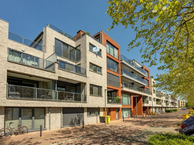 Mooi appartement (+/- 110 m²), rustig gelegen met 2 slaapkamers, dakterras (38 m²) en grote garage inbegrepen! Epc-label: B<br />
Ligging: rustige lig
