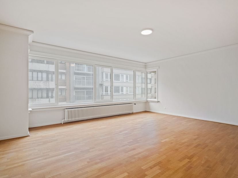 Cet appartement extrêmement spacieux est situé dans le centre dOstende, à distance de marche de la plage et du centre-ville.<br />
Lappartement est am