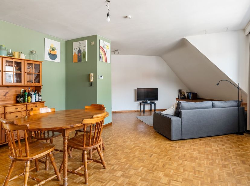 Ligging: Het appartement geniet van een bijzonder centrale ligging in het hart van Antwerpen. Winkels, supermarkten, horeca en tal van andere voorzien