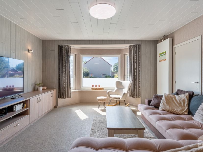 Op zoek naar een ruime gezinswoning met een mooie tuin en een energiezuinig karakter? Deze gerenoveerde halfopen bebouwing combineert een royale bewoo