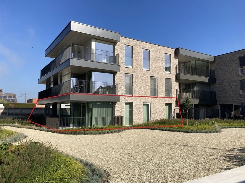 Prachtig gelijkvloers nieuwbouwappartement met zonnig terras &amp; aanhorigheden.<br />
<br />
Ligging: Zeer gunstig gelegen, in het centrum van Veerle-