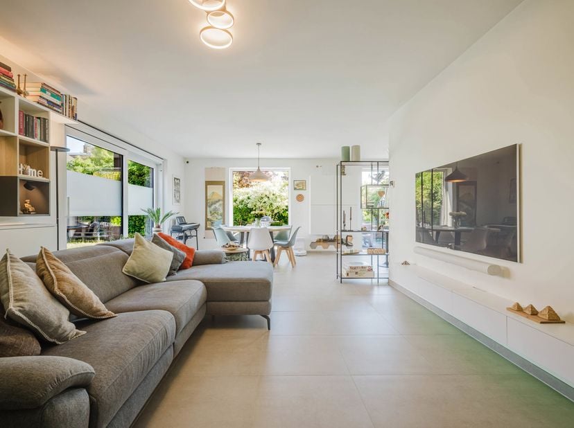 Op zoek naar een zorgeloze, hypermoderne woning waar u werkelijk niets meer aan hoeft te doen? Deze nieuwbouwwoning uit 2024 combineert een uitzonderl