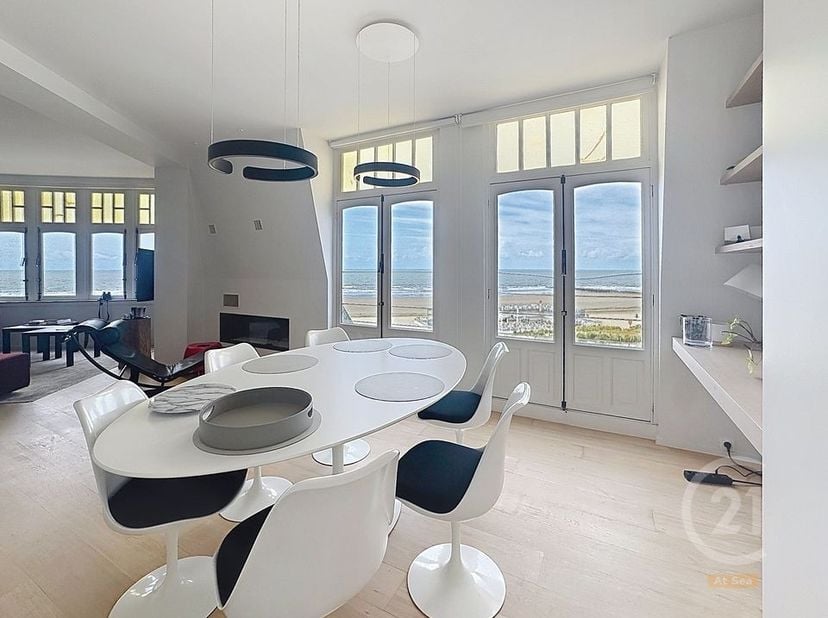 Ontdek dit karaktervolle appartement op een toplocatie aan de zeedijk van Westende, gelegen in een prachtig geklasseerd gebouw vol authenticiteit en c