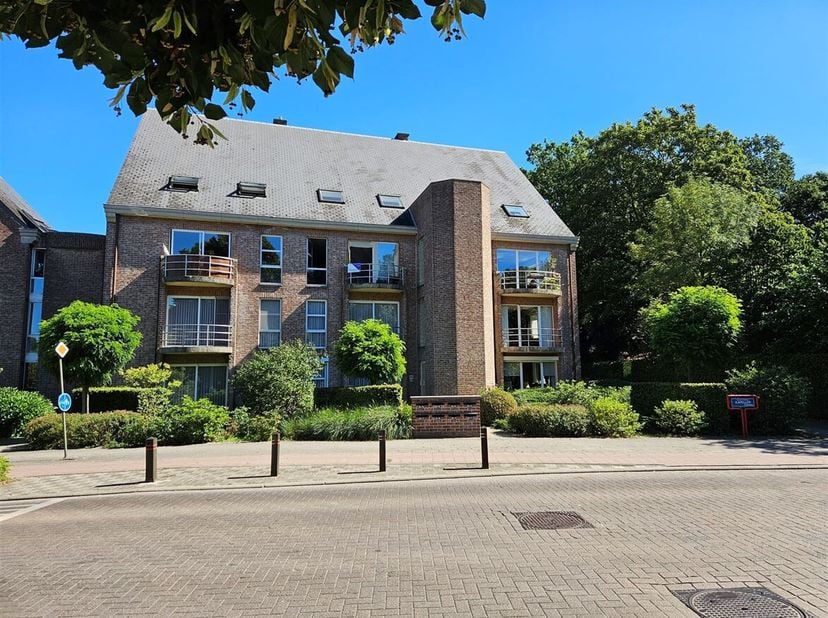 Duplex appartement met 2 slaapkamers en garage<br />
Ligging: <br />
Centraal gelegen met winkels, horeca, scholen, openbaar vervoer op wandelafstand.