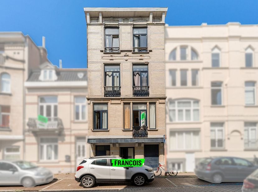 Een zeldzame kans voor investeerders wacht in de Limburg Stirumstraat 3, gelegen in het bruisende centrum van Blankenberge. Dit veelbelovende opbrengs