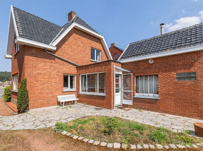 Wonen aan natuurgebied met vijvers  breed perceel van bijna 20 are<br />
. Op zoek naar ruimte, licht en een unieke ligging? Deze woning bevindt zich