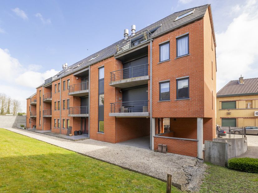 Zeer rustige straat, in het centrum, in een recent en zeer goed onderhouden gebouw, 2-kamerappartement aan de achterzijde, op de bovenste verdieping (