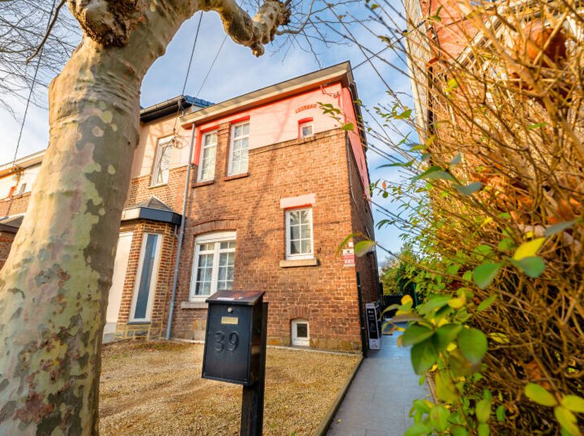 Située à Jupille, charmante maison semi-mitoyenne à rafraîchir (+/- 79m² d'après PEB) avec passage latéral, 2 chambres, avec avec agréable terrasse et
