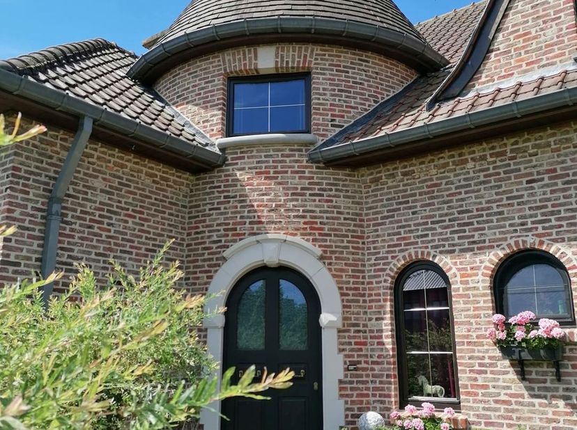 Bent u op zoek naar een ruime woning met een eigen karakter en een uitstekende ligging? Dan is deze villa aan de Dorpsstraat 73 in 3540 Donk beslist e