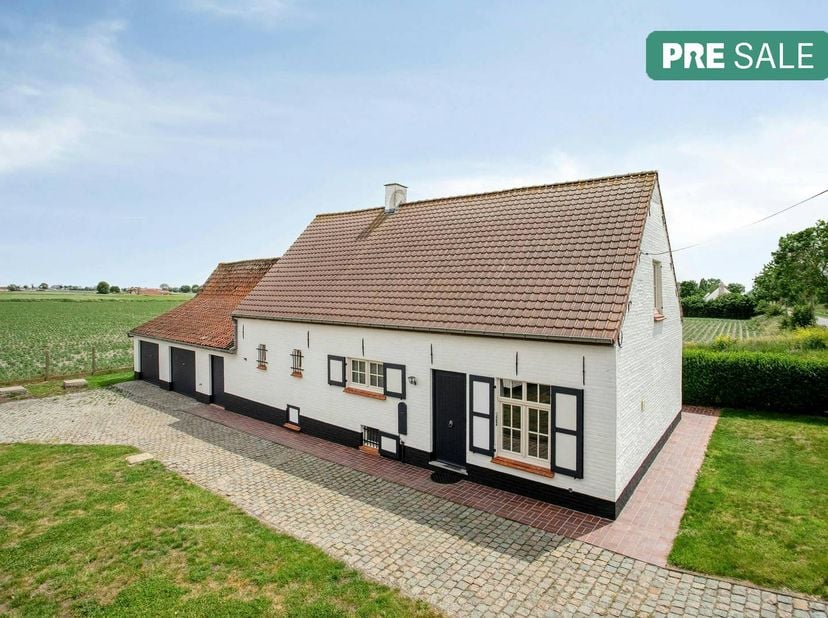 Sur un terrain de 897 m², nous trouvons cette maison rurale à vendre. Cette charmante maison a été entièrement rénovée et dispose de 4 chambres, 2 sal