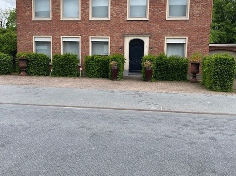 Ruime karakter volle woning met 4 slaapkamers in het hartje van Retie ! <br />
Welkom in deze ruime en sfeervolle woning waar karakter en comfort perf