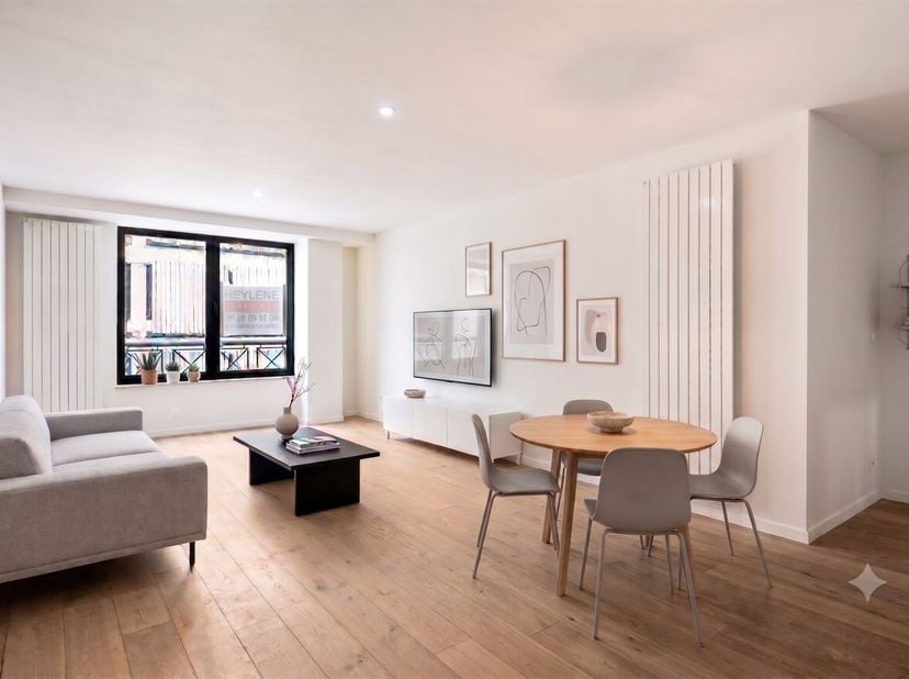 Prachtig instapklaar Appartement (105m²) voorzien van 2 slaapkamers, gelegen op een steenworp van de Groenplaats in Antwerpen<br />
Ligging: <br />
In
