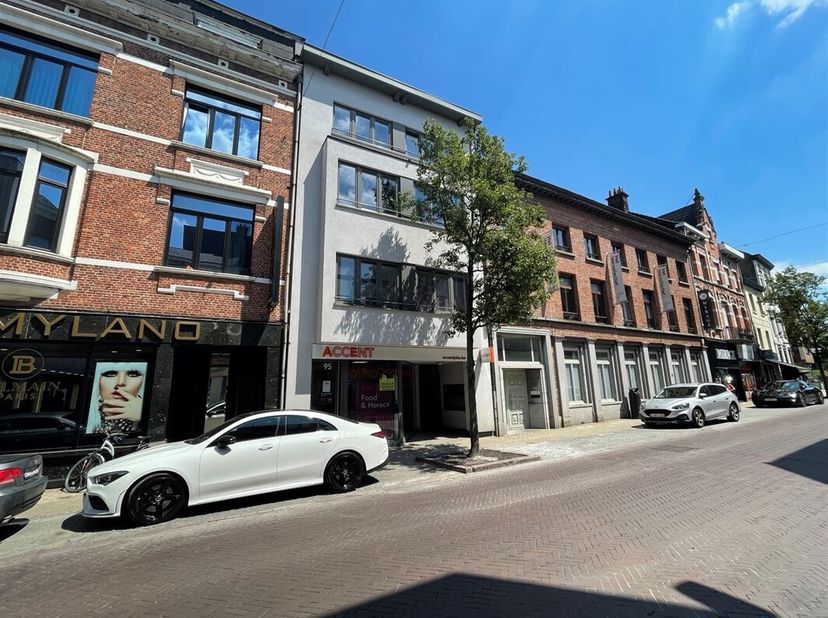 Handelspand in centrum Dendermonde. <br />
Bent u op zoek naar een commercieel pand in het hart van de stad? Zoek niet verder! Dit prachtige handelspa