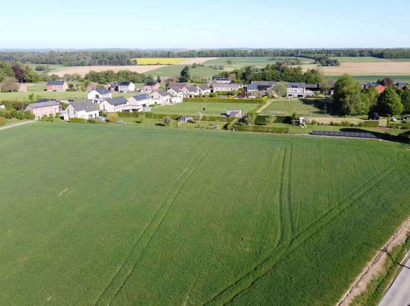 Votre agence de Mont-sur-Marchienne vous présente un terrain plat de +/- 28 mètres de façade et une profondeur de +/- 83 mètres idéalement situé. Ils