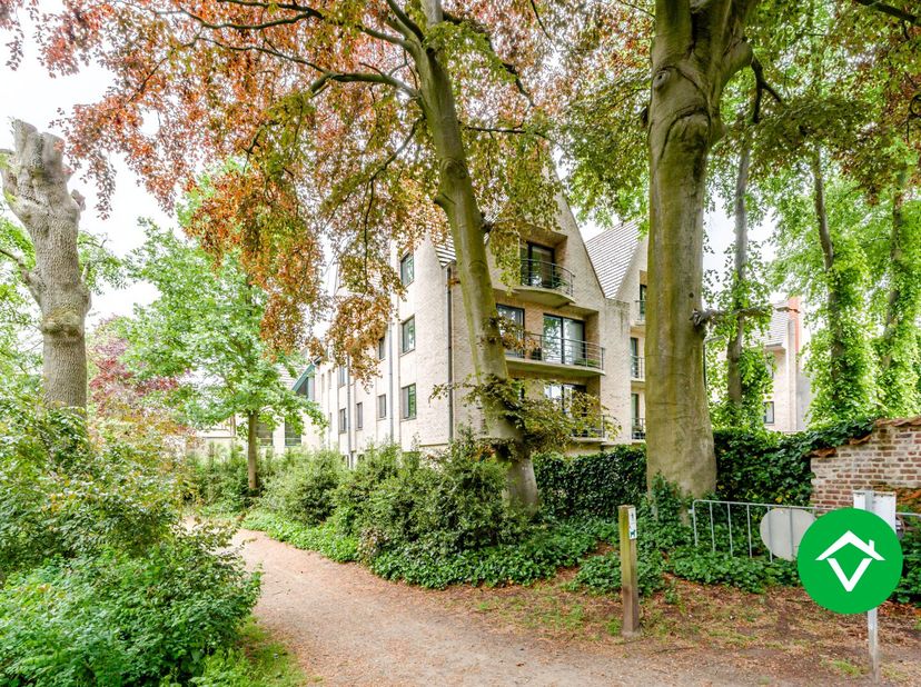 Deze penthouse is gelegen op de 3de verdieping in het centrum van Torhout, doch zeer rustig aan het charmante Ravenhofpark.<br />
Het appartement best