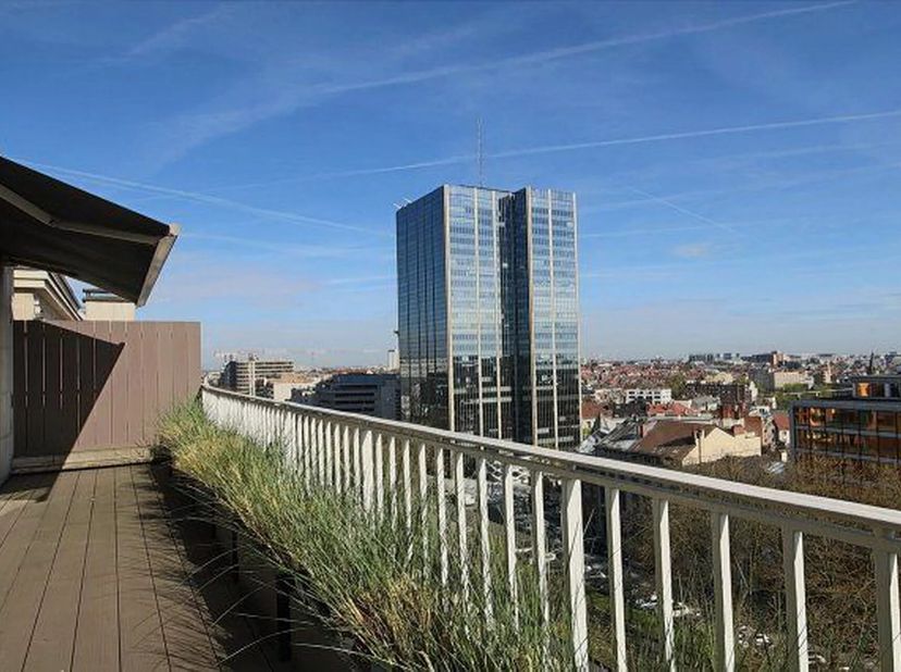 Luxueus Penthouse van 144m² met 15m² zuidoost terras en prachtig uitzicht. Airconditioning. Entree, hall, grote woonkamer met parketvloer en open haar