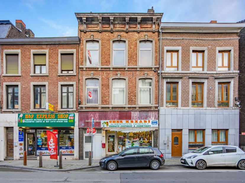 Ideaal gelegen nabij de Médiacité, een gebouw in goede staat dat als volgt is samengesteldbegane grond: commerciële benedenverdieping van 33 m² met 2
