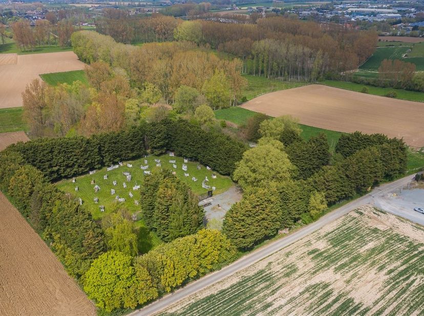 Grond te koop in Geraardsbergen<br />
<br />
Het perceel is gelegen in de Molendreef te Geraardsbergen heeft een oppervlakte van 2 hectare, 72ca en